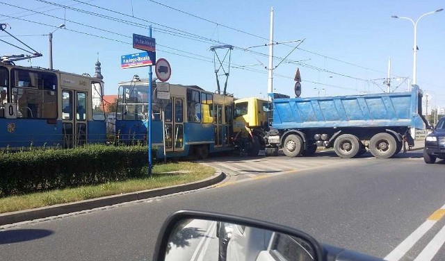 Wypadek ciężarówki i tramwaju na skrzyżowaniu Pułaskiego i Haukego-Bosaka