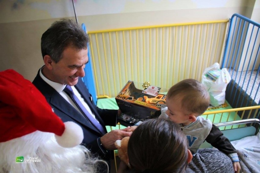 Limanowa. Mikołaj w towarzystwie gwiazdy disco polo odwiedził oddział dziecięcy szpitala [ZDJĘCIA]