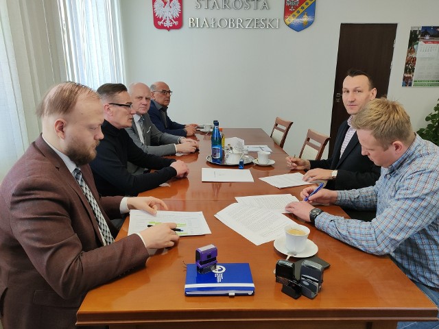Umowa na przebudowę drogi powiatowej w miejscowości Boże w gminie Stromiec została już podpisana. Wkrótce rusza prace.