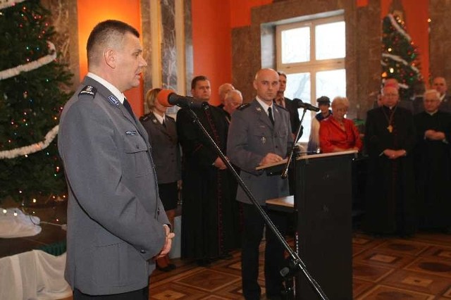 Mirosław Schossler, komendant wojewódzki świętokrzyskiej policji, składa życzenia świąteczne.
