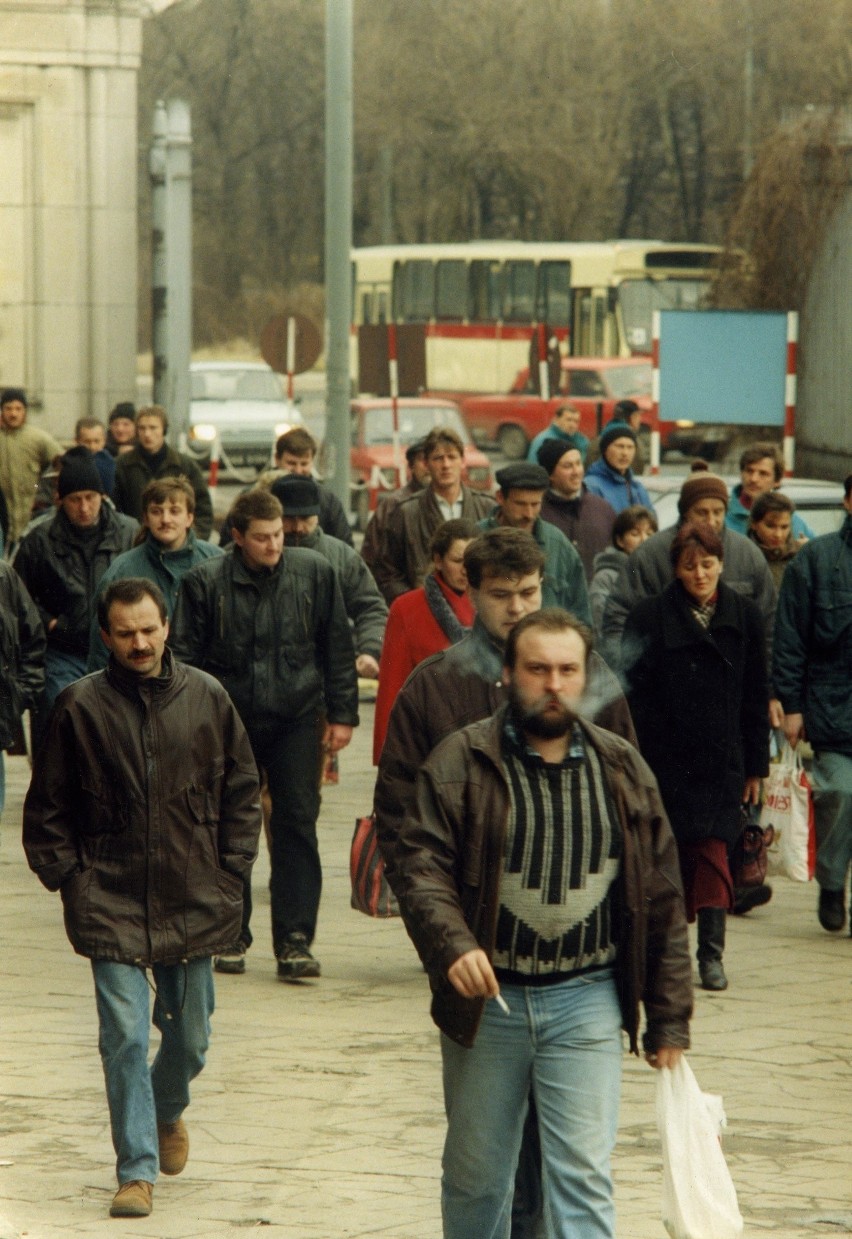 Kraków. Praca w hucie, kopcące kominy i wielki piec. Oto Kombinat na unikalnym FILMIE W KOLORZE sprzed 60 lat! [FILM, ZDJĘCIA]