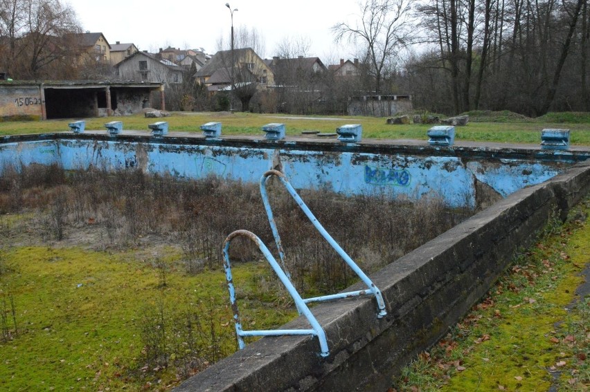 Będzie drugi przetarg na remont basenu na Kani w Opatowie. Firma się wycofała. Zobacz jak obecnie wygląda basen (ZDJĘCIA)