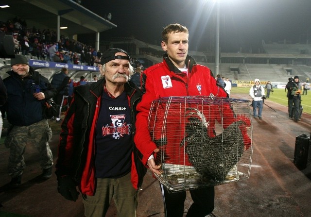 Tomasz Zahorski już w pierwszym meczu otrzymał w nagrodę koguta dla najlepszego zawodnika meczu