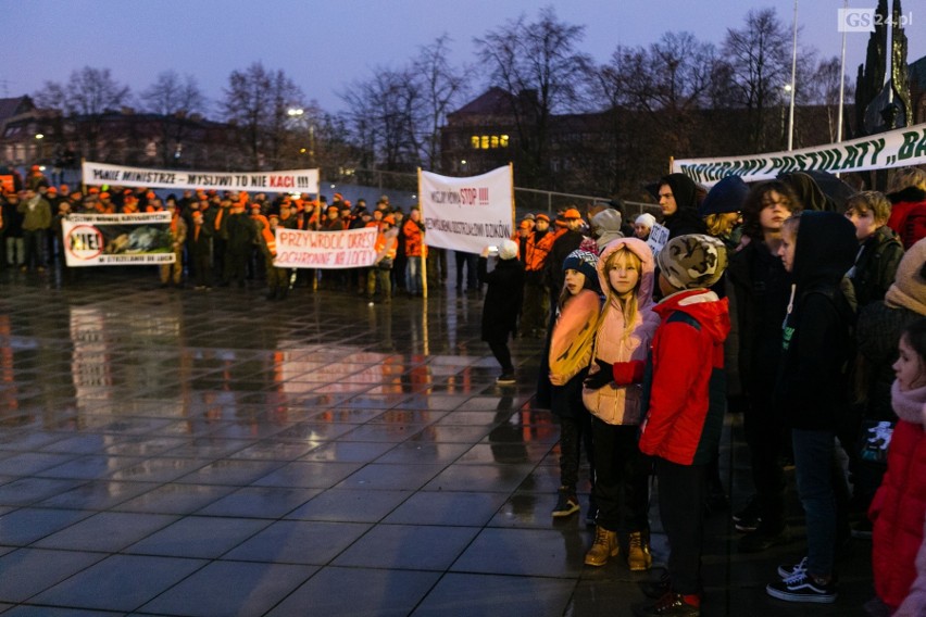 Szczecinianie protestują przeciw odstrzałowi dzików. "To barbarzyńskie rozporządzenie!" [ZDJĘCIA, WIDEO]