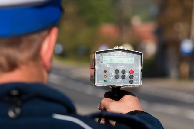 W poniedziałek 22 września na drodze w miejscowości Łążyn policjanci zatrzymali do kontroli mężczyznę jadącego motorowerem. Miał 3,8 promila alkoholu. Na szczęście został wyeliminowany z ruchu, nim doszło do jakiejś tragedii. Niestety cały czas na drogach naszego regionu są kierowcy, którzy zasiadają za przysłowiowym kółkiem, mając we krwi tyle promili, że ociera się to o dawkę uważaną za śmiertelną.CZYTAJ WIĘCEJ NA KOLEJNYCH SLAJDACH >>>