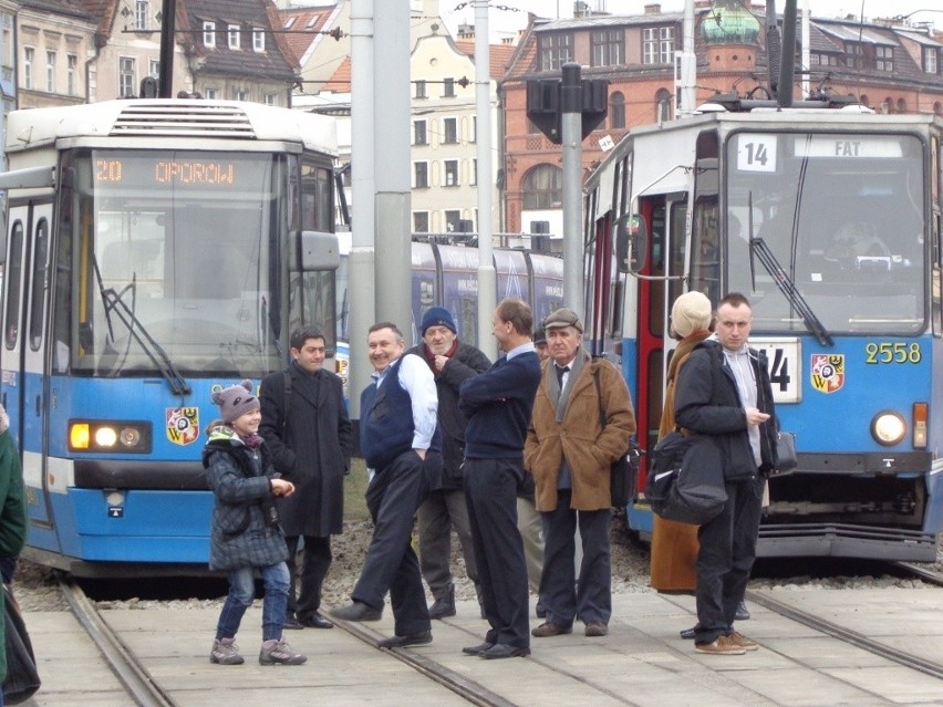 Wrocław: Tramwaj po raz drugi wykoleił się na Krupniczej. Znów są utrudnienia i objazdy (ZDJĘCIA)