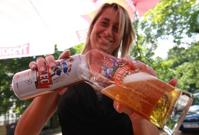 Katarzyna Tworek z restauracji Mikołajek nalewa piwo dla klientów. 