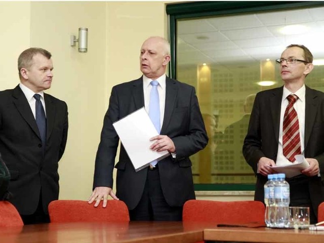 Jacek Piorunek (od lewej), Jarosław Dworzański i Zbigniew Nikitorowicz na specjalnie zwołanej konferencji prasowej