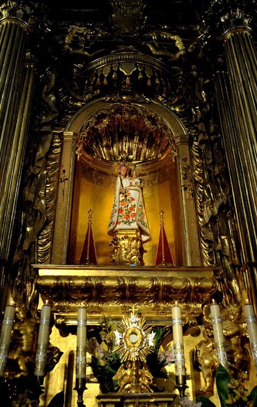 Pancerna szyba chroni najcenniejszy zabytek rzeszowskiej bazyliki - figurę Madonny z Dzieciątkiem.