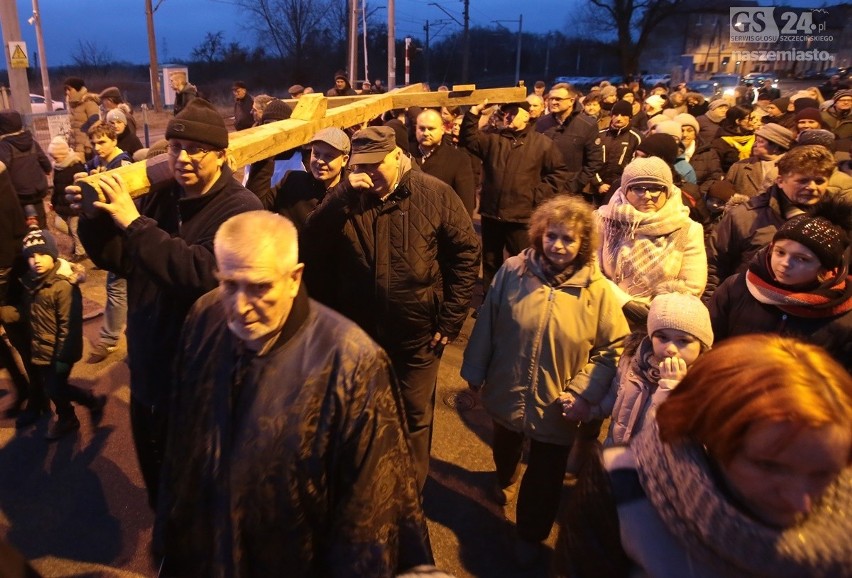 Wzruszająca inscenizacja drogi krzyżowej na Skolwinie