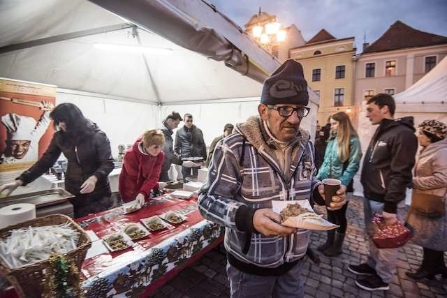 Wigilia na Rynku Nowomiejskim cieszy się niesłabnącą popularnością wśród mieszkańców Torunia.