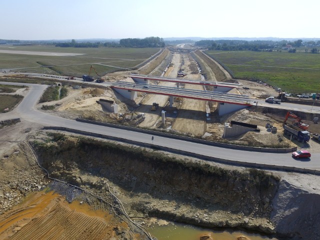 Zdjęcia z budowy autostrady A1 w Śląskiem. Odcinek od węzła Woźniki do węzła Pyrzowice. Odcinek buduje firma Strabag. Zdjęcia z września 2018 roku.