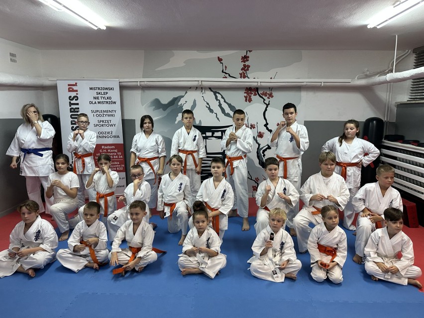 Najmłodsi karatecy w towarzystwie instruktorek.