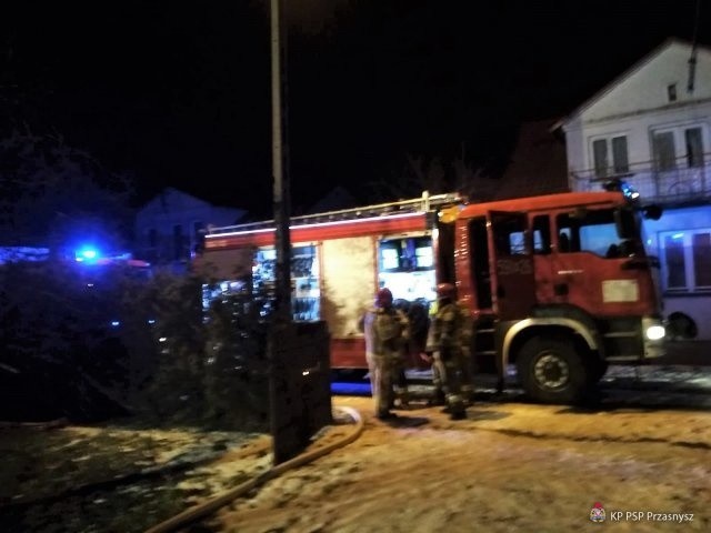 Pożar domu w Obrębcu w gm. Czernice Borowe. Ogień strawił część budynku, zginęły zwierzęta domowe. 26.01.2021