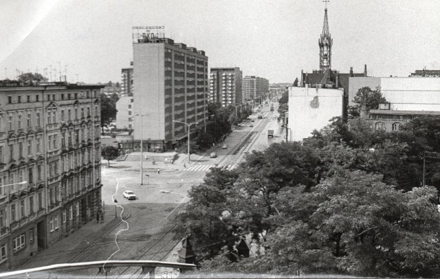 Wrzesień 1984Stare zdjęcia Wrocławia wydobyliśmy dla Was z naszego przepastnego archiwum. Po raz pierwszy można je oglądać w formie cyfrowej. Zdecydowaną większość stanowią tu fotografie z lat 80. 90. minionego wieku. Prezentują jak powstawały wrocławskie osiedla i jak wyglądało normalne życie. U niektórych mogą wzbudzić masę wspomnień, dla innych prezentują miasto jakiego nie mieli okazji poznać. Do kolejnego zdjęcia przejdziesz za pomocą gestu, strzałek lub kursora.