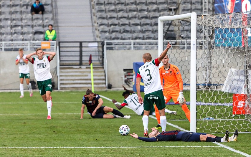 Śląsk Wrocław przegrał z Pogonią w Szczecinie 0:1 w meczu 4....