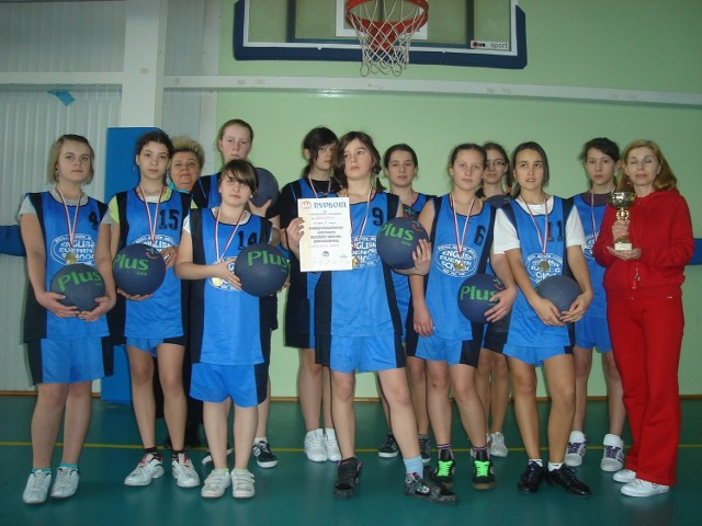 Dziewczęta przywiozły z turnieju w Radomiu medale, dyplomy i puchary. Wśród zawodniczek Ewa Surmacz (z prawej) oraz Elżbieta Wargacka.