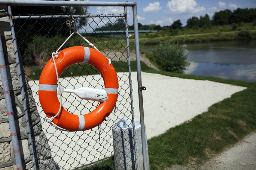 Na terenie klubu trwają ostatnie prace przed otwarciem plaży