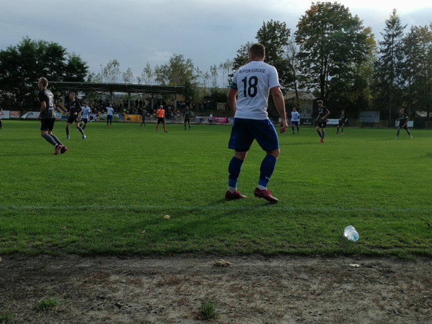 W czwartoligowym meczu Star Starachowice wygrał w Końskich z Neptunem 2:0 [ZDJĘCIA]