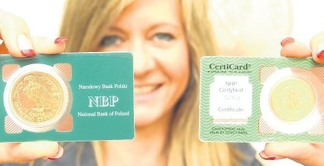 Katarzyna Zwarzany ze szczecińskiego Oddziału Okręgowego NBP prezentuje Złote Bieliki