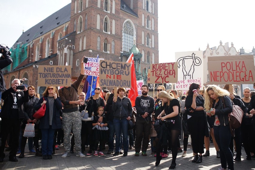 Czarny protest na Rynku Głównym w Krakowie. "Piekło kobiet trwa" [ZDJĘCIA, WIDEO]