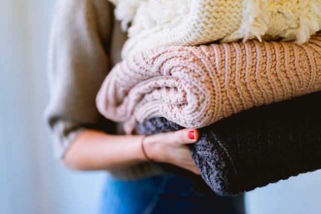 Nie wyrzucaj starych swetrów, zrób z nich coś nowego. Wystarczy odrobina kreatywności i piękne, jesienne ozdoby do domu gotowe.
