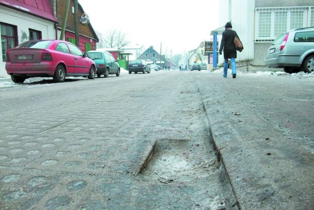 Ulica Żelazna w Białymstoku jest koszmarem kierowców i pieszych. Mimo to na razie drogowcy nie planują jej przebudowy.