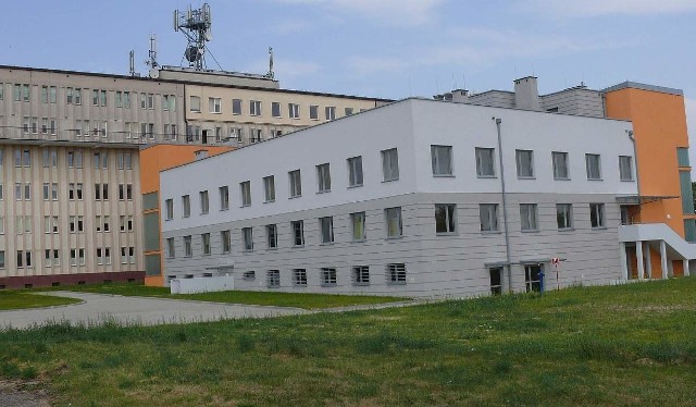 Lądowisko przy staszowskim szpitalu zostanie przebudowane jeszcze w tym roku. Blok operacyjny nadal czeka na upragnione wyposażenie.