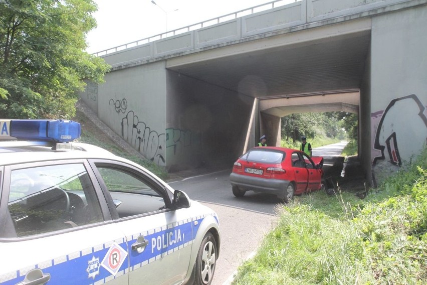 Wypadek: Lanos rozbił się pod wiaduktem autostrady 