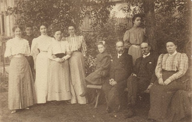 Rodzina Wieczorków w 1910 r. W środku Antoni i Roman. Ze zbiorów Muzeum Podlaskiego