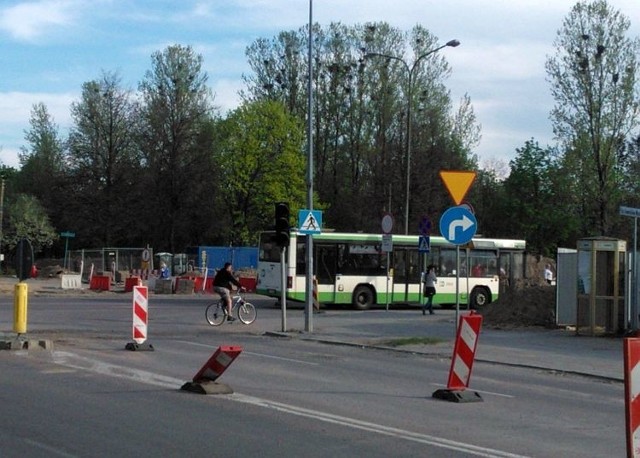 Na rogu Jurowieckiej nadal widnieje znak nakazu jazdy w prawo. Wciąż sypią się mandaty.