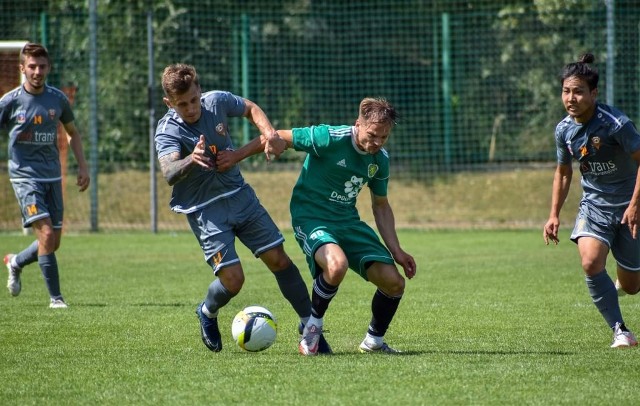 Hutnik Szczecin zremisował z Dębem Dębno (zielone stroje) 2:2.