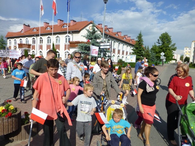 W marszu przeszło kilkuset mieszkańców gminy