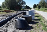 Rozbudowa kanalizacji sanitarnej na terenie gminy Skalbmierz. Co, gdzie, kiedy i za ile zostanie zrobione? Zobaczcie zdjęcia