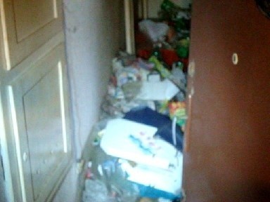 Po wyłamaniu zamków w drzwiach okazało się, że zadłużone mieszkanie jest pełne śmieci.