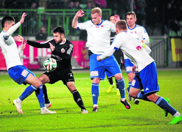 Mateusz Klichowicz z Druteksu-Bytovii (w czarnym stroju)  bardzo mocno dał się we znaki defensorom Pogoni  Siedlce.  Napastnik z Bytowa stoczył wiele zaciętych i zwycięskich pojedynków