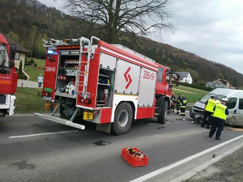 Kochanów. Bus zderzył się z samochodem osobowym. Przyleciał helikopter