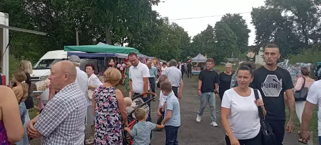 Tradycyjnie, po sumie odpustowej, mieszkańcy udali się na pobliskie stragany by kupić pamiątki oraz smakołyki. Zobaczcie na kolejnych slajdach jak wyglądały odpustowe stragany w niedzielę, 27 sierpnia