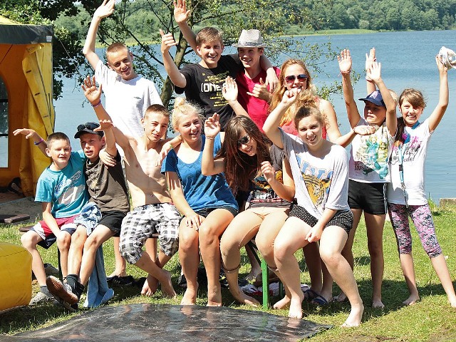 Dzieci z powiatu grudziądzkiego w DelfinieTa grupa skończyła pływanie na rowerach wodnych i zadowoleni pozdrawiają rodziny i przyjaciół,