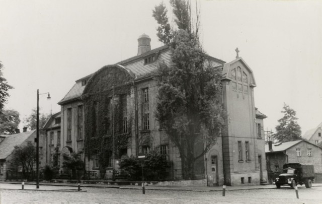 Dom Katolicki - widok ogólny.Rozległy plac Powstańców Wielkopolskich, przy którym znajdował się Dom Katolicki, to w 1960 roku było ścisłe centrum miasta, tuż obok rynku z ratuszem i dwóch najważniejszych świątyń.Strategicznego znaczenia przydawały mu także dworzec autobusowy oraz Komenda Miejska Milicji Obywatelskiej w Zielonej Górze zlokalizowana przy ul Kasprowicza. Właśnie na tym placu i pobliskich ulicach rozegrały się Wydarzenia Zielonogórskie...Te nigdzie niepublikowane fotografie uzyskaliśmy właśnie z poznańskiego oddziału Instytutu Pamięci Narodowej.Wydarzenia Zielonogórskie. Zwiastun filmu dokumentalnegoZobacz też: -   Wydarzenia Zielonogórskie. Poznaj nowe fakty dramatycznej historii [REPORTAŻ MULTIMEDIALNY]-   Wydarzenia Zielonogórskie. Wielka uroczystość z superspektaklem