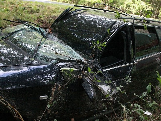 Audi rozbiło się w lesie przy drodze.