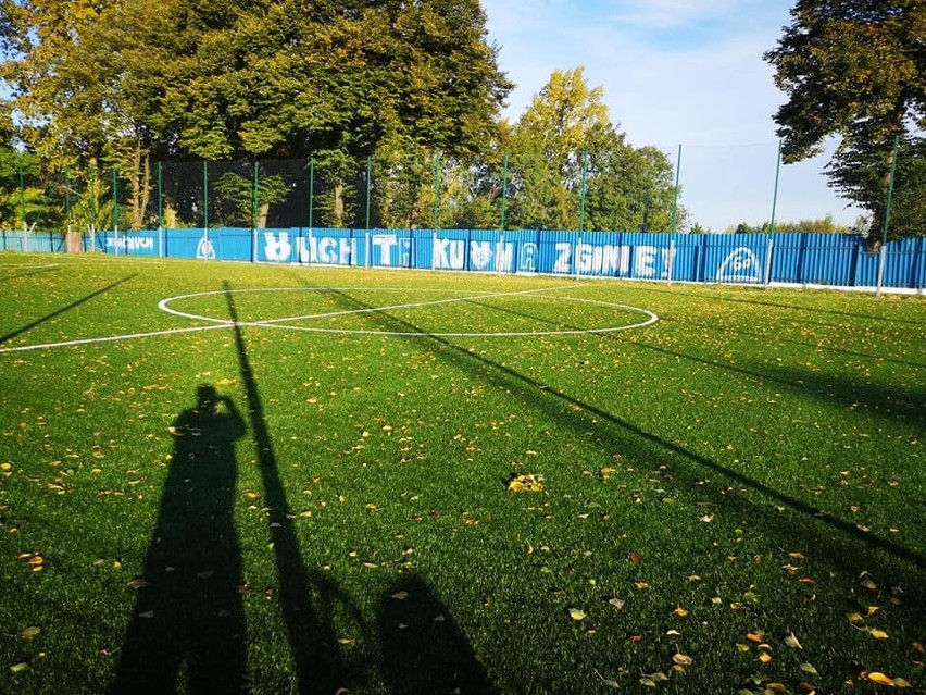 Akt wandalizmu przed meczem Śląsk Świętochłowice - Ruch Chorzów ZDJĘCIA Napisy przeciw Ruchowi na obiekcie Naprzodu Lipiny