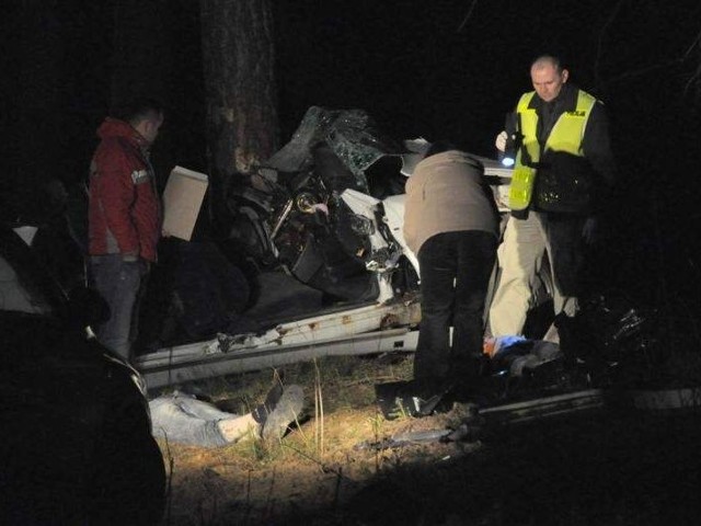 Wypadek. Rybniki. Mercedes roztrzaskał się na drzewie