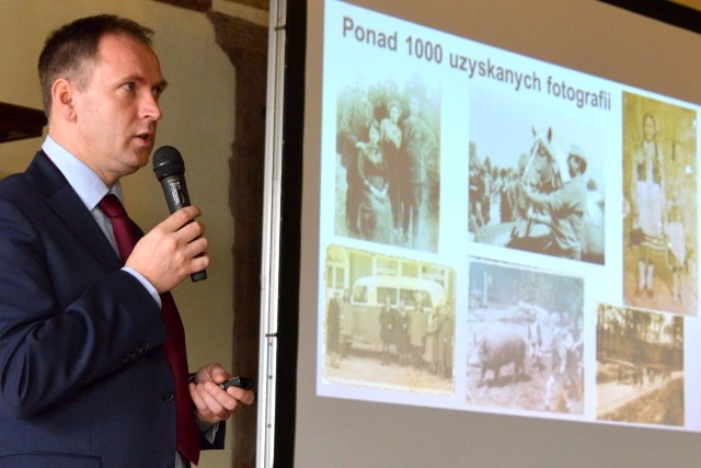 Wojciech Kalwat z Fundacji Świętokrzyskiej Góry Historii promuje wydawnictwo z niezwykłymi zdjęciami regionu.