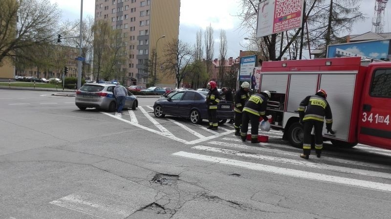 Stłuczka na skrzyżowaniu ulic Bogusławskiego i 11 Listopada