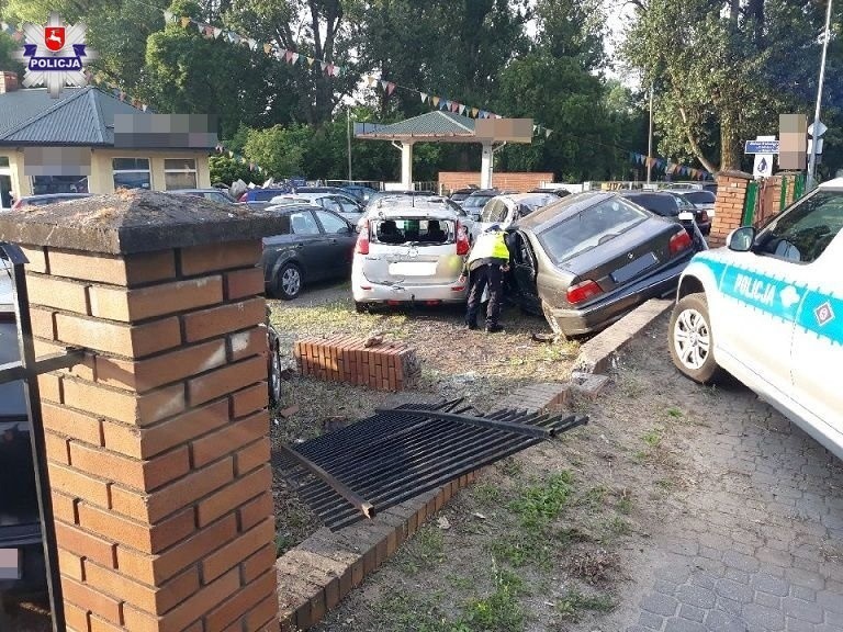 Biała Podlaska. Kierowca BMW wjechał w komis i uszkodził 11 aut