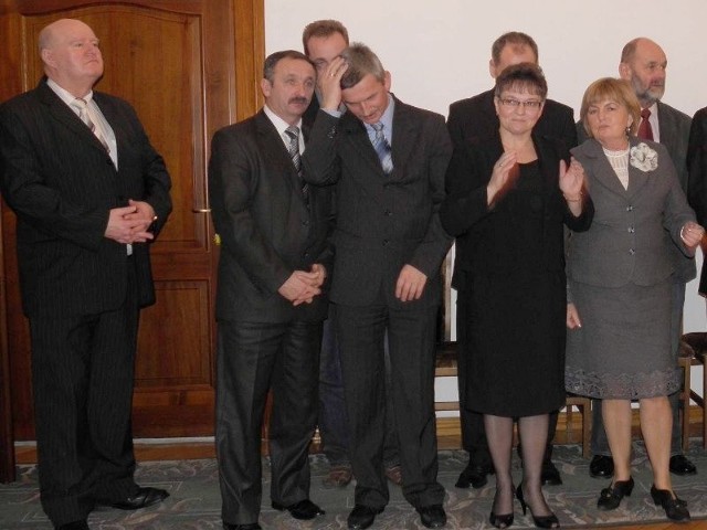 Radny Rosik i Kowalski (dwaj pierwsi z lewej) i radny Siekliński (poza kadrem) jako jedyni głosowali przeciw podwyżkom diet