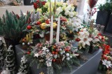 Znicze choinki i mikołaje oraz stroiki świąteczne na groby bliskich 