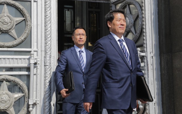 Przedstawiciel rządu chińskiego ds. euroazjatyckich Li Hui opuszcza budynek MSZ Rosji po spotkaniu z rosyjskim ministrem spraw zagranicznych Siergiejem Ławrowem. Na drzwiach ozdoby z czasów Związku Sowieckiego - zakazane w cywilizowanych państwach na świecie