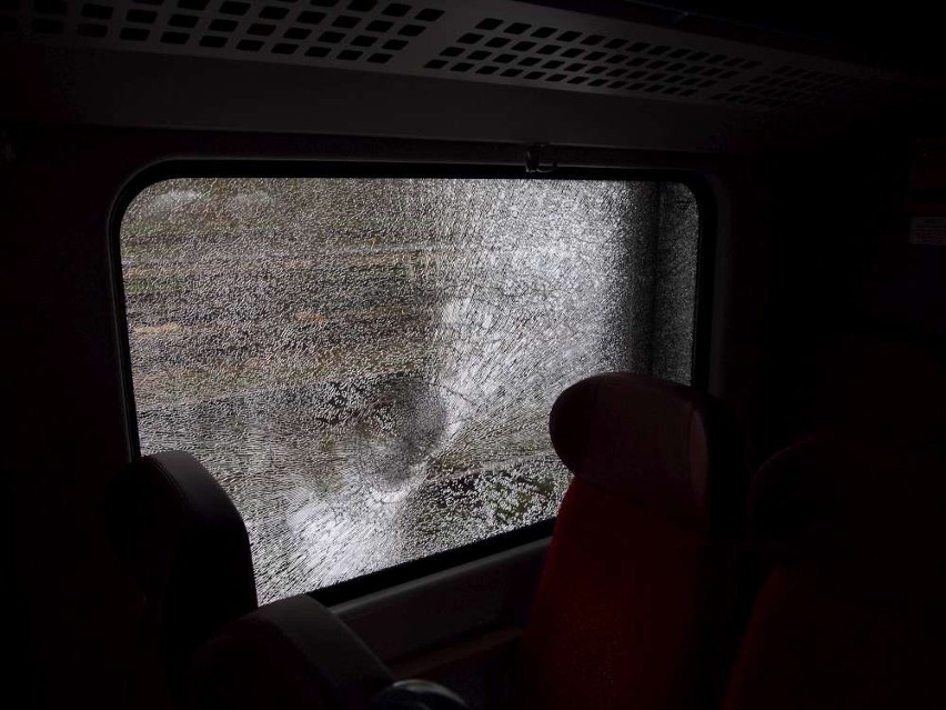 Kamień zbił jedną z bocznych szyb pociągu